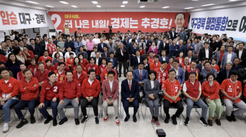 [포토뉴스] 경합 예측 '굳은 표정의 추경호 후보'