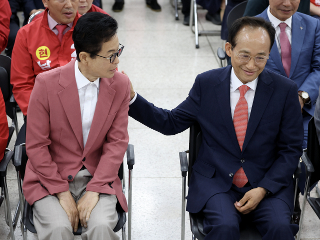 [포토뉴스] 이야기 나누는 이철우 후보와  추경호 후보