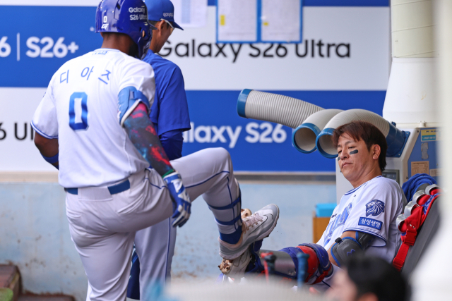 삼성 라이온즈의 르윈 디아즈가 3일 대구에서 열린 NC 다이노스와의 경기 3회말 2점 홈런을 친 뒤 덕아웃으로 들어오자 동료 강민호가 무심한 듯 발로 하이파이브를 하고 있다. 삼성 제공