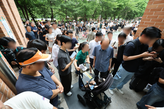6·3 지방선거 본투표일인 3일 서울 송파구 잠실2동 6투표소에서 투표용지 부족으로 유권자들이 대기하고 있다. 연합뉴스