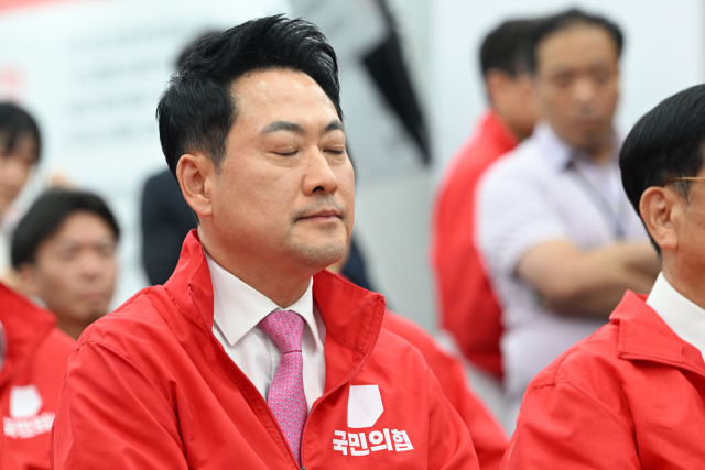 장동혁 국민의힘 대표가 3일 서울 여의도 국민의힘 중앙당사에 마련된 국민의힘 개표상황실에서 제9회 전국동시지방선거 개표방송 출구조사 결과를 시청하며 생각에 잠겨있다. 연합뉴스