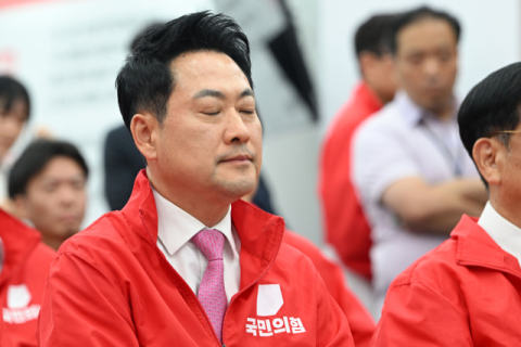 '우세 1곳' 참패 전망에 장동혁 40분 침묵후 사라져…엇갈린 양당 상황실