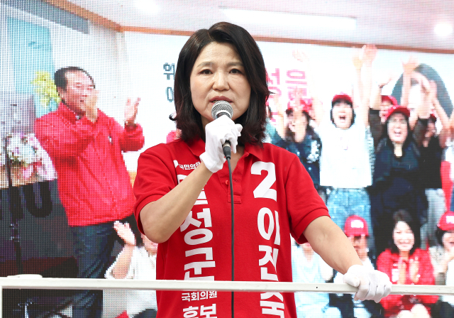 국민의힘 이진숙 달성군 국회의원 후보가 2일 대구 달성군 옥포읍 아파트단지에서 유세하고 있다. 연합뉴스