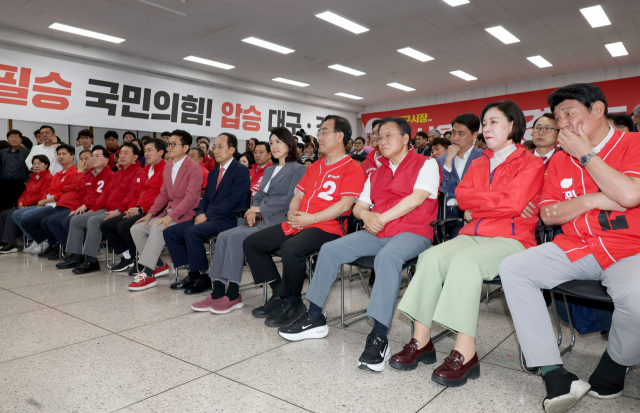 '초박빙' 대구시장 출구조사에 긴장감 감돈 국힘, 秋 