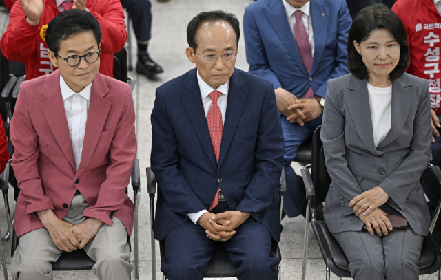 제9회 전국동시지방선거 본투표가 치러진 3일 오후 국민의힘 대구시당에서 이철우 경북도지사 후보, 추경호 대구시장 후보, 이진숙 대구 달성군 국회의원 보궐선거 후보 등이 출구조사 결과를 지켜보고 있다. 연합뉴스