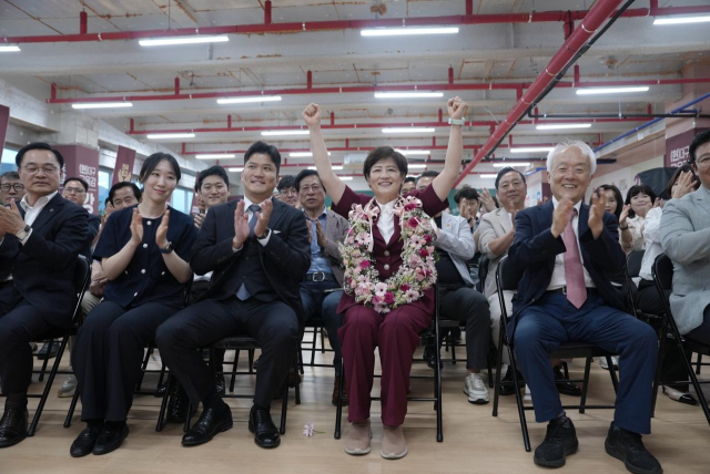 강은희 대구시교육감 당선인이 3일 대구 달서구 선거사무소에서 꽃목걸이를 걸고 환호하고 있다. 강은희 캠프 제공