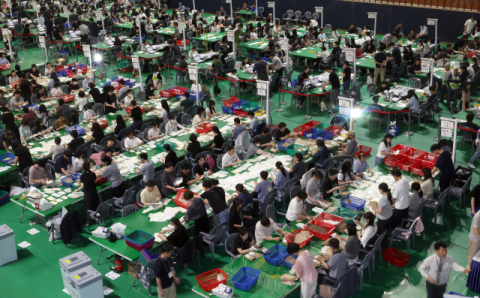6·3 지선서 민주당 11곳, 국힘 1곳 승리 전망…4곳서 경합