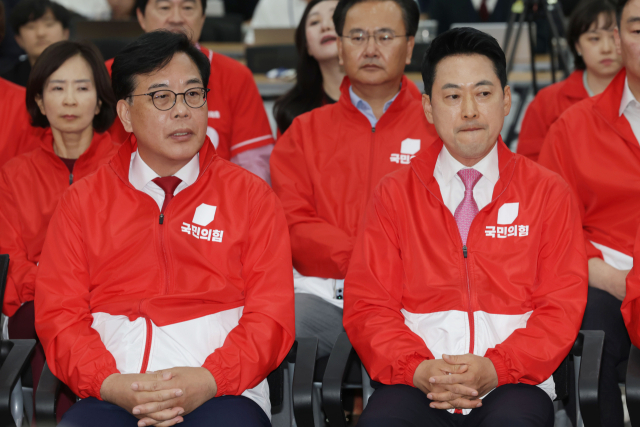 국민의힘 장동혁 상임선거대책위원장과 송언석 공동선대위원장이 3일 서울 여의도 중앙당사에서 6·3 지방선거와 재·보궐선거 출구조사 결과를 보고 있다. 연합뉴스