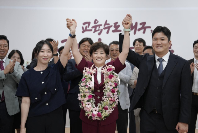 강은희 대구시교육감 당선인이 3일 대구 서구 선거사무소에서 꽃목걸이를 걸고 환호하고 있다. 강은희 캠프 제공