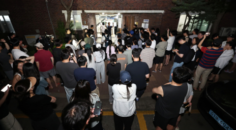 시민·경찰 대치 '초유 사태'…잠실7동 제2투표소, 10시까지 투표 연장