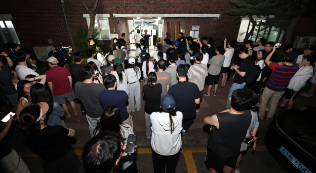 투표용지 동나고 대기표까지…서울 일부 투표소 '투표 대란'