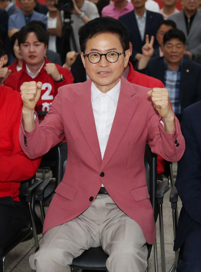 3일 대구 수성구 국민의힘 대구광역시당 대회의실에 마련된 개표상황실에서 추경호 국민의힘 대구시장 후보가 이철우 국민의힘 경북도지사 후보와 함께 방송사 출구조사 결과를 지켜보던 중 더불어민주당 김부겸 후보와 경합으로 예측되자 굳은 표정을 짓고 있다. 김영진 기자 kyjmaeil@imaeil.com
