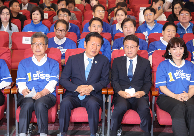 더불어민주당 정청래 총괄상임선거대책위원장과 한병도 공동상임선대위원장, 이시종 공동상임선대위원장이 3일 국회 의원회관에 마련한 제9회 전국동시지방선거·국회의원 재보궐선거 개표상황실에서 출구조사 결과를 지켜보고 있다. 연합뉴스