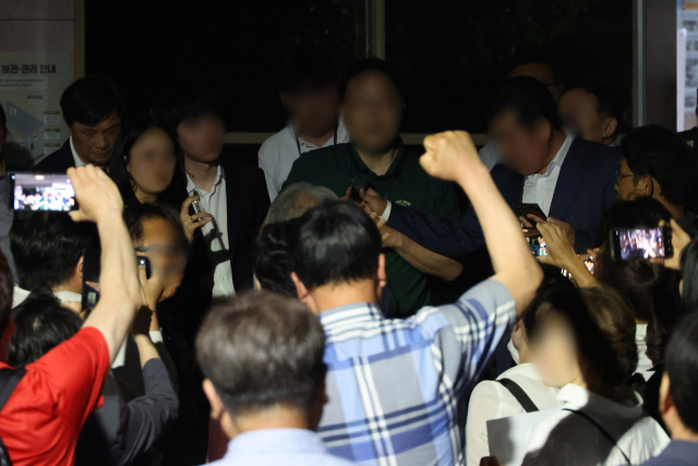3일 서울 종로구 서울시선관위 앞에 모여든 시민들이 투표용지 부족 사태와 관련해 개표중지 및 선거무효 등을 주장하며 항의하고 있다. 연합뉴스