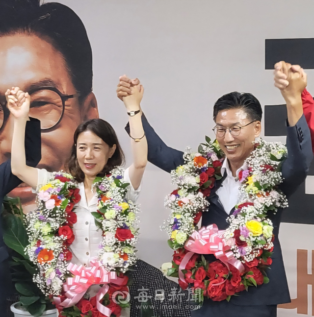 김병삼 영천시장 당선자와 배우자가 선거 승리를 축하하며 만세를 외치고 있다. 독자 제공