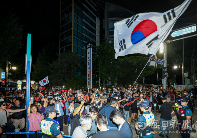 제9회 전국동시지방선거 개표가 진행 중 4일 자정 무렵, 대구 중구선거관리위원회 앞에서 부정선거를 주장하는 시민들이 수도권 내 일부 투표소에서 발생한 투표용지 부족 및 투표 중단 사태를 규탄하며 개표 중단 구호를 외치고 있다. 안성완 기자 asw0727@imaeil.com