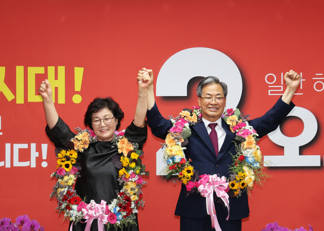 오도창 영양군수 당선인이 3일 자신의 선거 사무소에서 당선을 확정 짓고 배우자와 함께 기념 촬영하고 있다. 오 당선인 측 제공