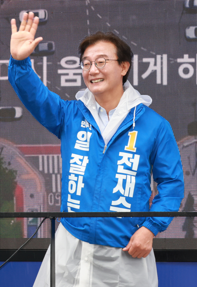 더불어민주당 전재수 부산시장 후보가 2일 부산 서구 이면도로에서 차량 유세를 하며 시민들의 지지를 호소하고 있다. 연합뉴스