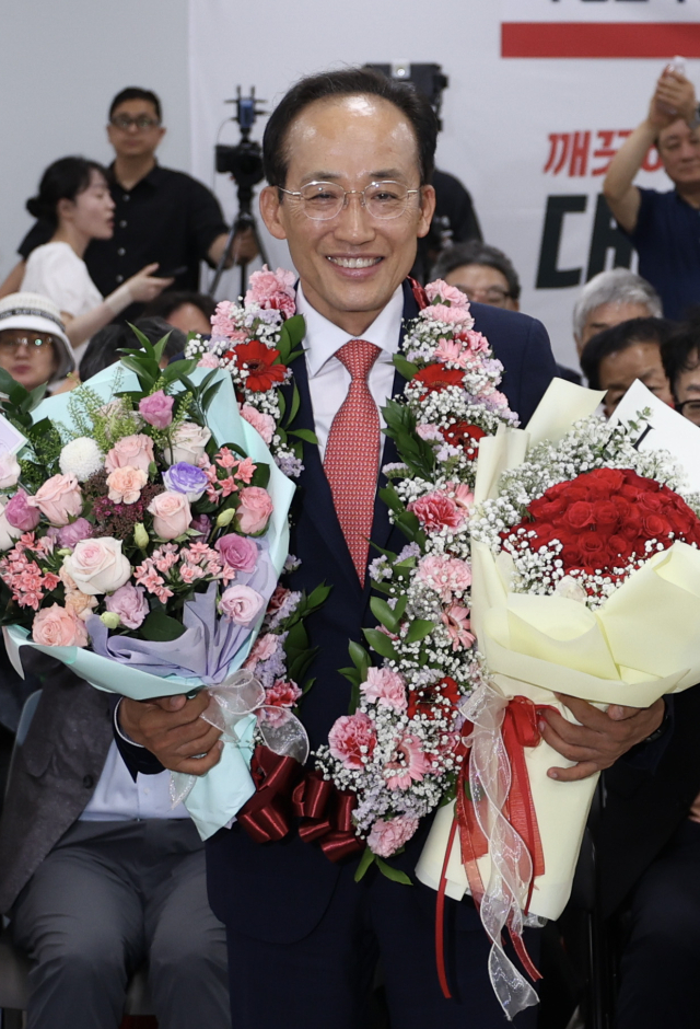 추경호 국민의힘 대구시장 당선인이 4일 수성구 선거사무소에서 꽃목걸이를 걸고 환호하고 있다. 김영진 기자 kyjmaeil@imaeil.com