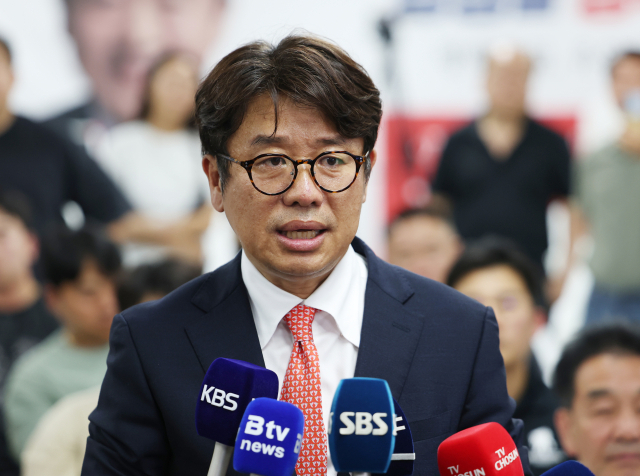 경기 평택을 국회의원 재선거에 출마한 국민의힘 유의동 후보가 4일 평택 선거사무소에서 당선이 확실시되자 소감을 밝히고 있다. 연합뉴스