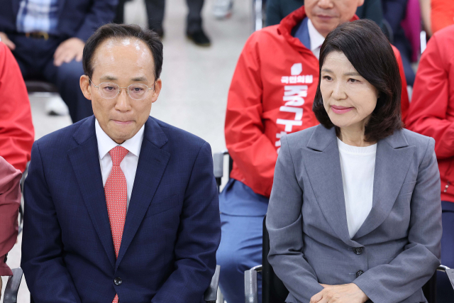 제9회 전국동시지방선거 본투표가 치러진 3일 오후 국민의힘 대구시당에서 추경호 대구시장 후보, 이진숙 대구 달성군 국회의원 보궐선거 후보 등이 출구조사 결과를 지켜보고 있다. 연합뉴스