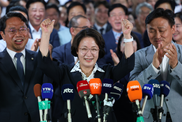 제9회 전국동시지방선거 경기도지사에 출마한 더불어민주당 추미애 후보가 4일 경기도 수원시 선거사무소에서 당선이 확실시되자 기뻐하고 있다. 연합뉴스