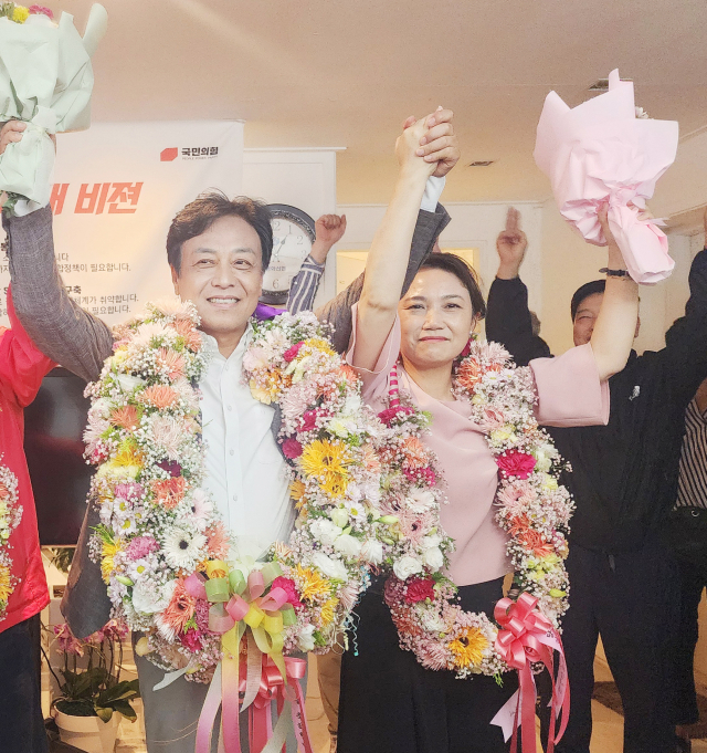최기영 봉화군수 당선인이 당선이 확정된 후 부인과 함께 기념촬영을 하고 있다. 선거사무소 제공