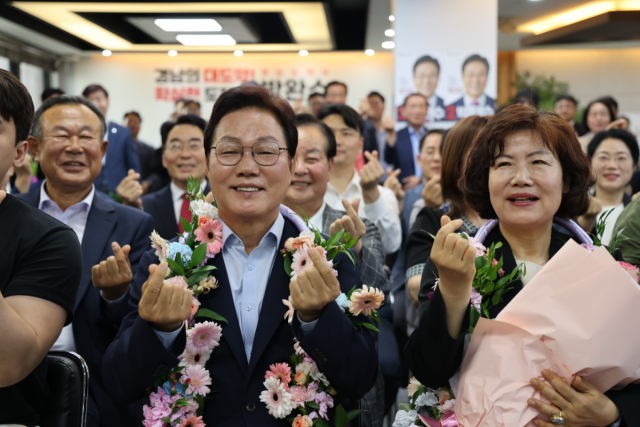 박완수 경남도지사 당선인이 캠프를 찾아 캠프 관계자와 지지자들에게 감사의 뜻을 전하고 있다.