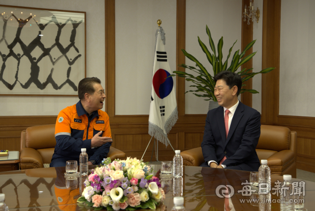 장인화 포스코그룹 회장(왼쪽)과 박용선 포항시장 당선인이 4일 면담을 갖고 지역 상생발전을 위한 교류협력 방안을 이야기 나누고 있다. 선거캠프 제공