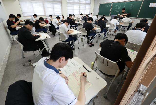 2027학년도 대학수학능력시험 6월 모의평가가 열린 4일 대구 동구 청구고등학교에서 고3 수험생들이 시험 준비를 하고 있다. 연합뉴스