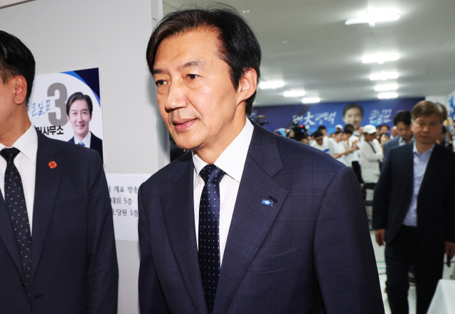 경기 평택을 국회의원 재선거에 출마한 조국혁신당 조국 후보가 4일 경기도 평택시 선거사무소에서 선거 패배를 인정한 후 떠나고 있다. 연합뉴스