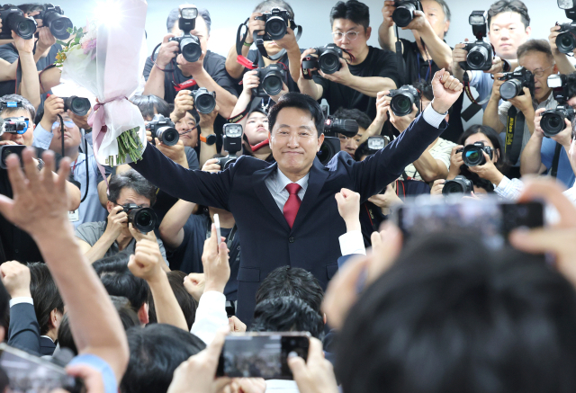 6·3 지방선거에서 서울시장 당선이 사실상 확정된 국민의힘 오세훈 후보가 9회 전국동시지방선거일 다음날인 4일 서울 종로구 대왕빌딩에 마련된 선거사무소에서 입장 발표 뒤 지지자들을 향해 인사하고 있다. 연합뉴스