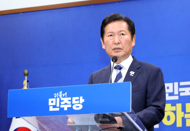 더불어민주당 정청래 총괄상임선대위원장이 4일 국회에서 기자회견을 열고 있다. 연합뉴스