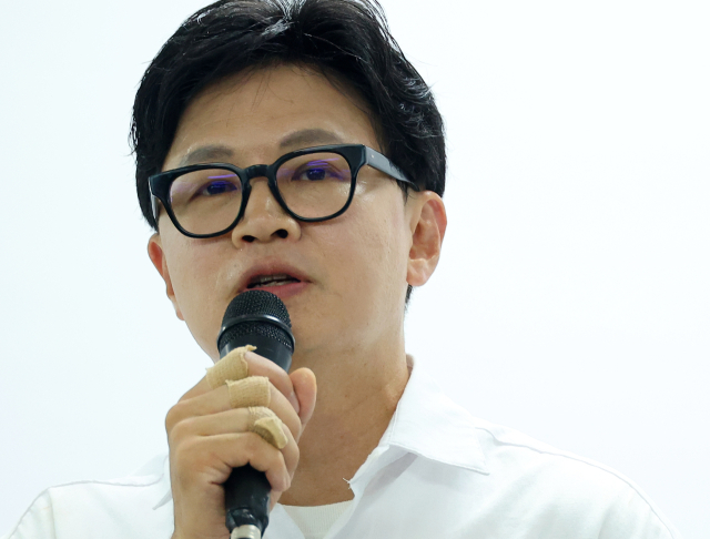 6·3 부산 북갑 국회의원 보궐선거에 출마한 무소속 한동훈 후보가 1일 오후 부산 북구 선거사무소에서 기자회견을 열고 있다. 연합뉴스