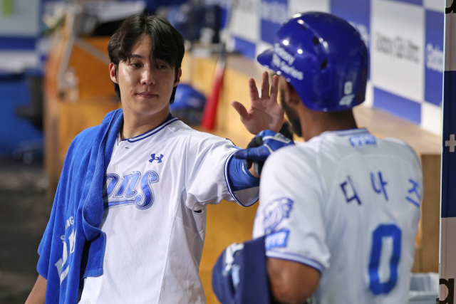 삼성 라이온즈의 르윈 디아즈가 4일 대구에서 열린 NC 다이노스와의 경기 4회말 2점 홈런을 친 뒤 덕아웃으로 들어오자 이날 선발투수인 원태인이 반겨주고 있다. 삼성 제공