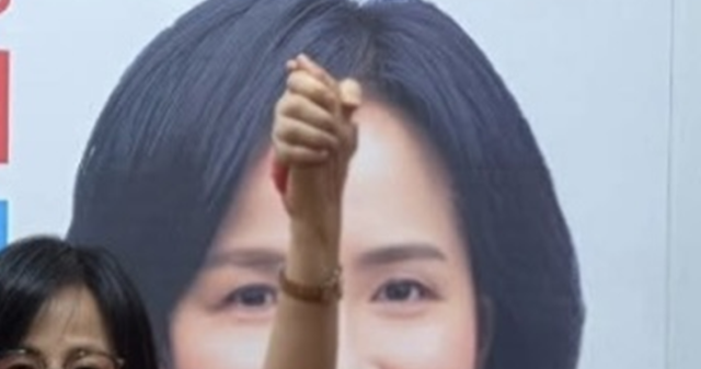 전주혜 전 국민의힘 의원이 4일 자신의 페이스북에 올린 이수희 서울 강동구청장과의 사진. 이 구청장의 왼손은 분명 누군가의 손을 잡고 있는데 몸통은 삭제돼 있다. 원본에 이 구청장 손을 잡고 있던 건 이번에 당선된 강동구 담당 박춘선 서울시의원이었던 것으로 나타났다. 전주혜 전 의원 페이스북