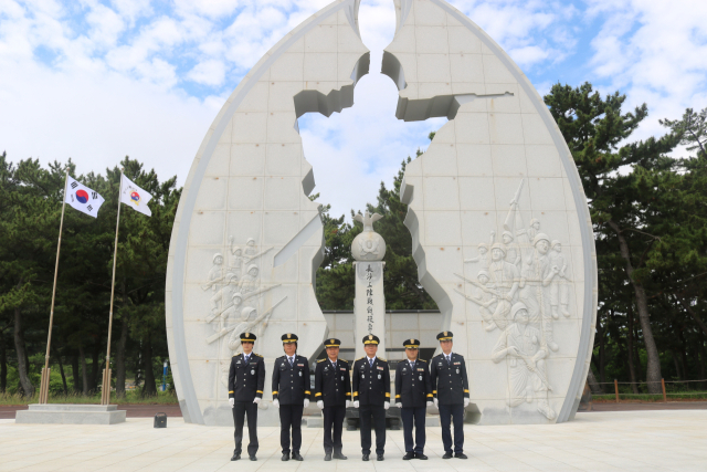 경북직업훈련교도소가 지난 4일 영덕군 장사상륙작전전승기념관을 찾아 호국영령들의 넋을 기리는 참배를 진행했다. 경북직업훈련교도소 제공