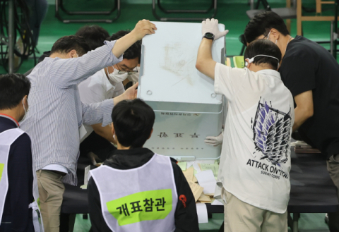 [속보] 투표 종료 35시간만…잠실7동 투표함 2개 개표 진행 중