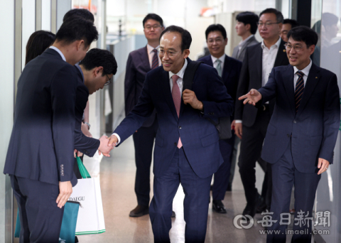 [포토뉴스] 추경호 대구시장 당선인, 대구시 실무진 첫 만남