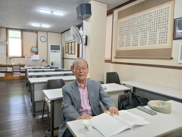 최용호 경북대 명예교수는 매주 금요일 대연학당에서 동양고전을 공부하고 있다. 이현주 기자