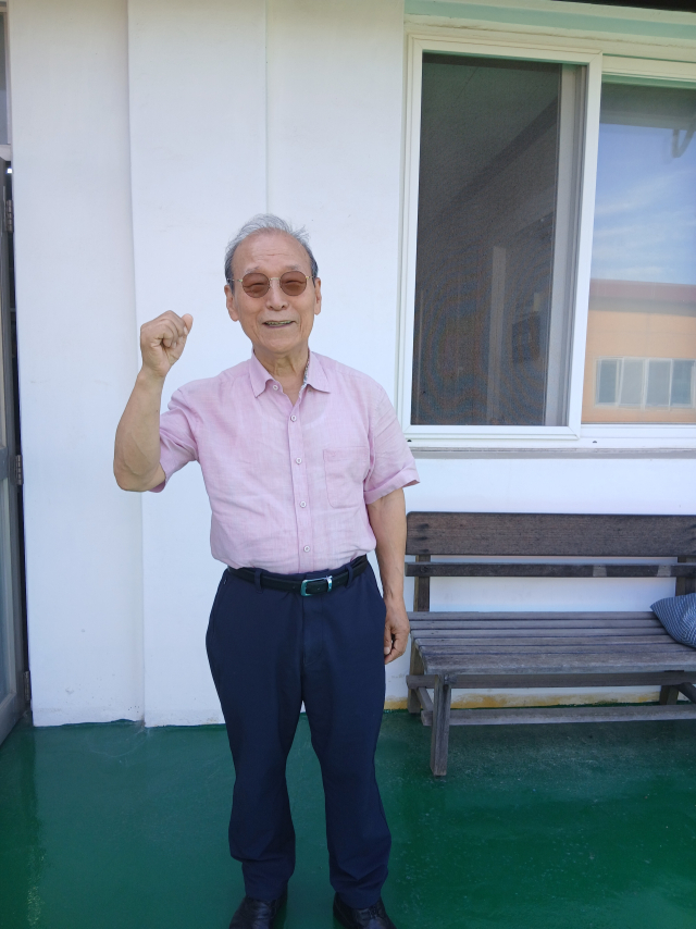 최용호 경북대 명예교수가 모든 이들의 행복한 삶을 응원하며 파이팅을 외치고 있다. 이현주 기자