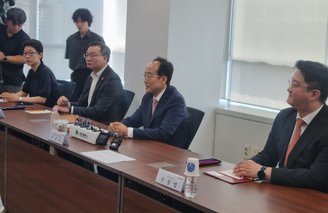 추경호 대구시장 당선인이 5일 오전 대구정책연구원에서 김정기 행정부시장 등 대구시 간부들과 만나 인수위원회 구성 등 현안에 대해 논의하고 있다. 이주형 기자