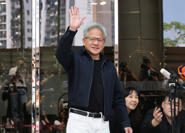 엔비디아 젠슨 황 최고경영자(CEO)가 5일 전용기편으로 서울 강서구 김포비즈니스항공센터(SGBAC)에 도착해 센터를 나서며 인사하고 있다. 연합뉴스