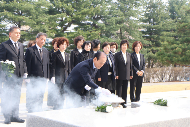 2026년 4월 상이군경회 대구시지부가 충혼탑 앞에서 정기 참배를 하는 모습. 상이군경회 대구시지부 제공