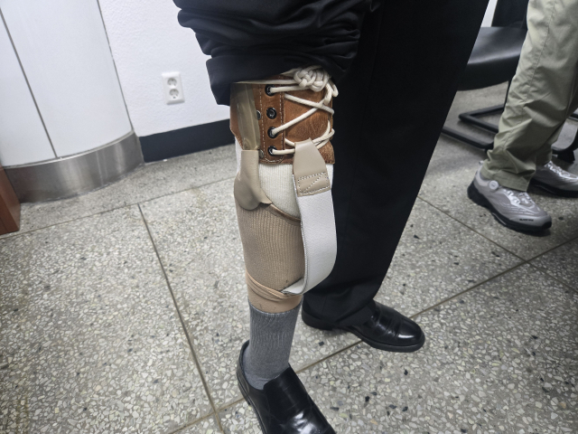상이군경회 대구시지부 복지회관에서 만난 월남전 참전용사 박태식(79) 씨는 적군의 수류탄으로 오른쪽 다리를 잃었다. 사진은 박 씨가 의족을 하고 있는 모습. 임재환 기자