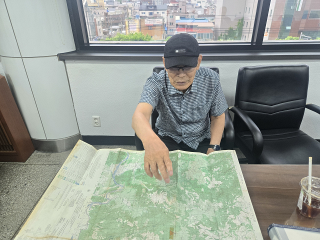 상이군경회 대구시지부 복지회관에서 월남전 참전용사 박태식(79) 씨가 전쟁 당시 사용했던 지도를 펼쳐 보이고 있다. 임재환 기자