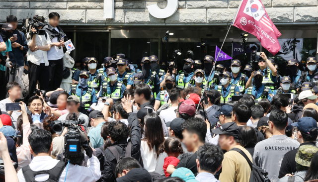35시간 만에  투표함 나왔지만…잠실 개표소 또 600명 대치
