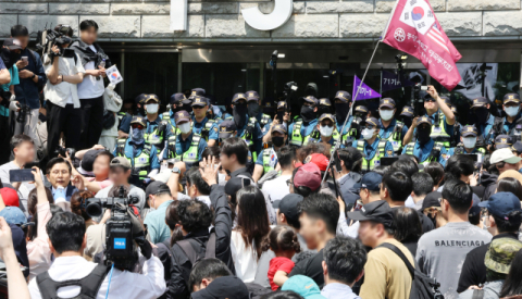 35시간 봉쇄 끝 투표함 나왔지만…잠실 개표소 앞 또 600명 대치 상황