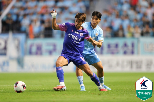 프로축구 K리그2 대구FC 황인택이 5일 파주프런티어FC와의 경기에서 파주의 이준석의 드리블을 막고 있다. K리그 제공