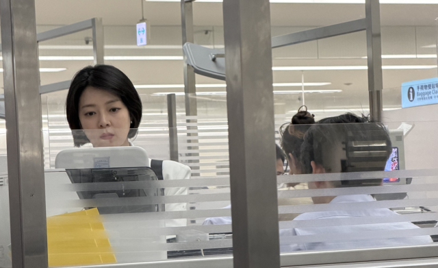 5일 오후 5시55분쯤 일본 도쿄 하네다 공항에서 입국 수속을 밟고 있는 배현진 국민의힘 의원. 독자 제공